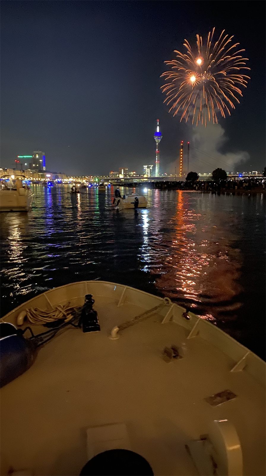 Feuerwerk vom Wasser aus