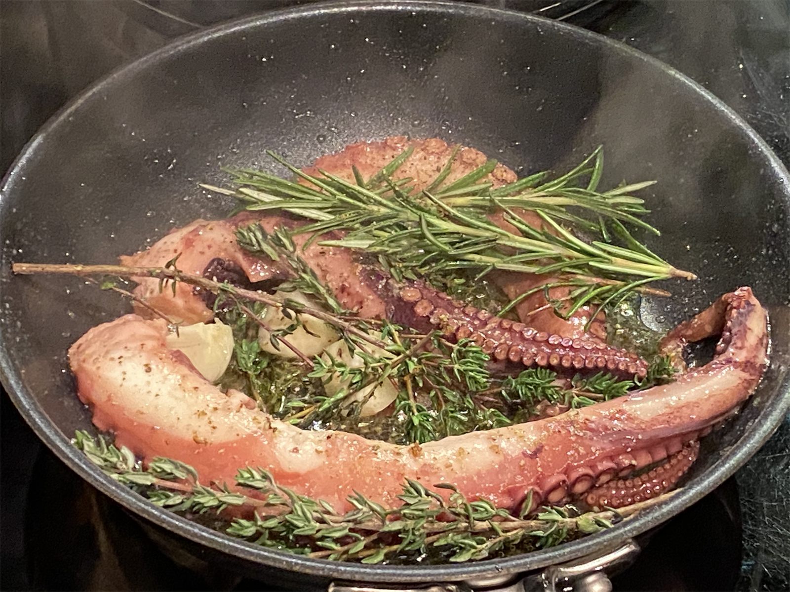 Oktopus mit Rosmarin in der Pfanne
