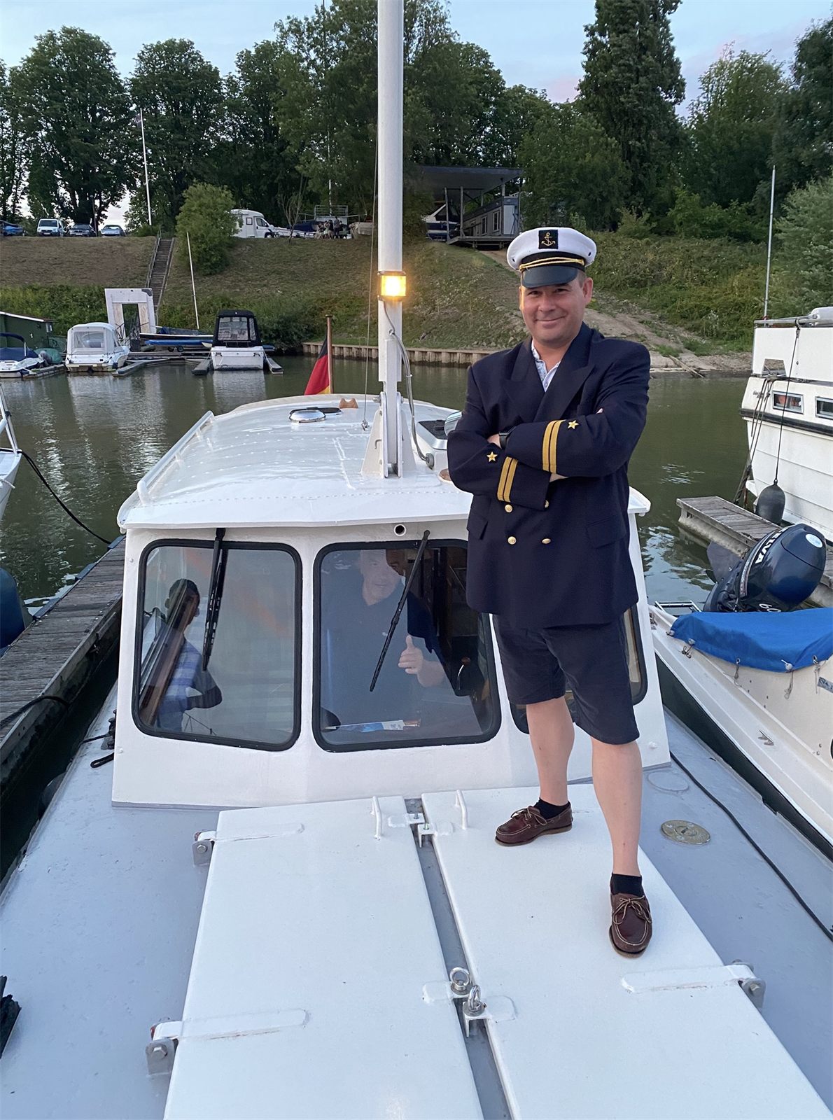 Lars Bragoner in Kapitänsuniform an Bord