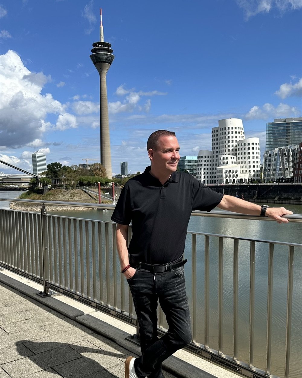 Lars Bragoner im Düsseldorfer Medienhafen, im Hintergrund der Rheinturm